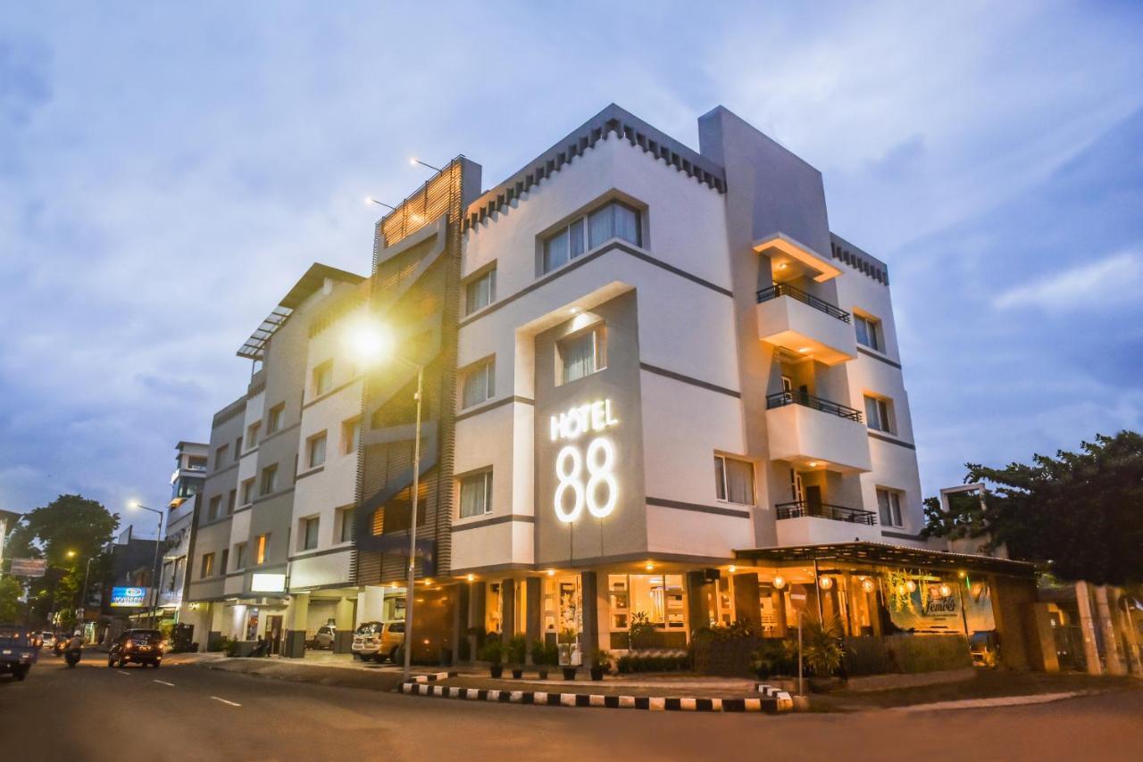 Hotel 88 Jember By Wh Esterno foto